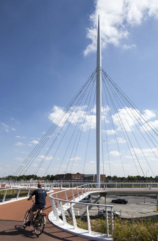 Eindhoven: Radfahrerbrücke 'Hovenring' (ipv Delft 2012)